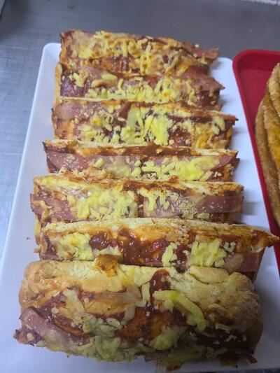 Pan relleno de jamón y queso